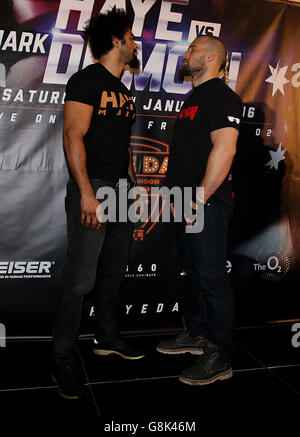 David Haye e Mark de Mori durante un testa a testa dopo la conferenza stampa alla O2, Londra. PREMERE ASSOCIAZIONE foto. Data immagine: Mercoledì 13 gennaio 2016. Guarda la storia della Pennsylvania BOXING Londra. Il credito fotografico dovrebbe essere: Steve Paston/PA Wire Foto Stock