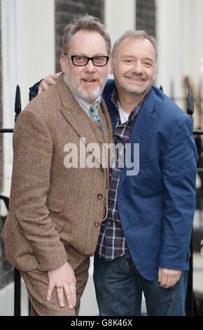 VIC Reeves (a sinistra) e Bob Mortimer a una fotocellula prima dell'inizio del loro prossimo tour nel Regno Unito intitolato The Poignant Moments, che segna 25 anni di Reeves & Mortimer, alla Soho House di Londra. Foto Stock