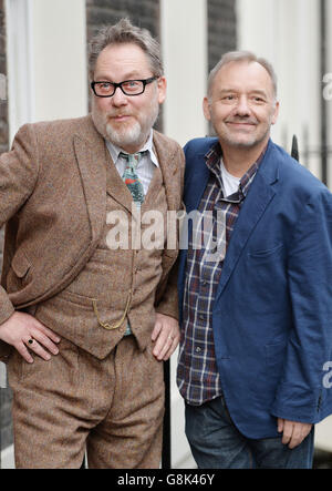 VIC Reeves (a sinistra) e Bob Mortimer a una fotocellula prima dell'inizio del loro prossimo tour nel Regno Unito intitolato The Poignant Moments, che segna 25 anni di Reeves & Mortimer, alla Soho House di Londra. Foto Stock