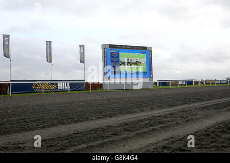 La segnaletica di William Hill e lo schermo gigante possono essere visti A Kempton Park Foto Stock