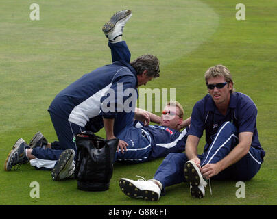 Glenn McGrath (R) dell'Australia con Brett Lee sotto l'occhio vigile del fisico Errol Alcott. Foto Stock