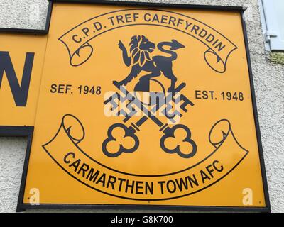 Una vista generale del logo del Welsh Premier League Side Carmarthen Town AFC a Richmond Park - noto anche come Vibrant vapori Stadium. Foto Stock