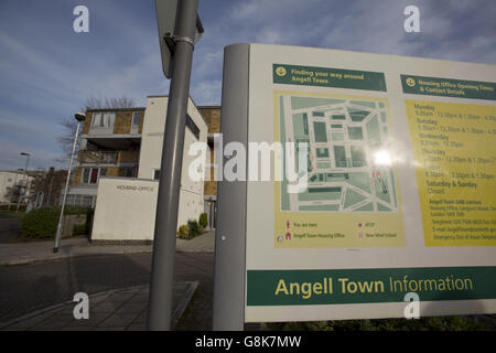 Magazzino lavello - Brixton. Un cartello informativo all'esterno dell'Housing Office in Angell Town estate a Brixton, nel sud di Londra. Foto Stock