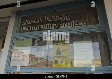 Cartelli e avvisi nella finestra del progetto Angell Delight Community nella tenuta di Angell Town a Brixton, a sud di Londra. Foto Stock