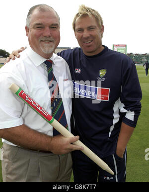 L'ex battitore dell'Inghilterra Mike Gatting (L) si congratula con l'australiano Shane Warne per aver superato 600 wickets di prova. Warne ha preso il suo primo wicket England Test nel 1993, quando ha pulito Gatting piegato intorno alle sue gambe con la sua prima consegna contro l'Inghilterra. Foto Stock