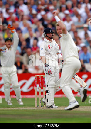 Cricket - The Ashes - Npower Third Test - Inghilterra / Australia - Old Trafford. Brett Lee dell'Australia celebra la presa del wicket dell'Inghilterra Ian Bell, interferito da Adam Gilchrist Foto Stock