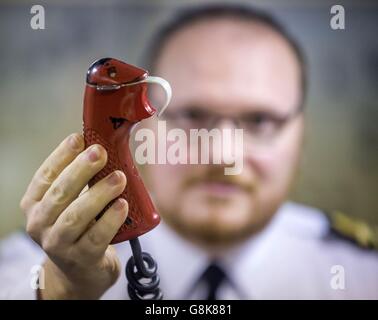 Weapons Engineer Woods detiene il ruolo di Weapons Engineer Officers Tactical Trigger, Questo sarebbe utilizzato nella fase finale di un lancio di missili nucleari, a bordo del sottomarino di classe Vanguard HMS Vigilant, uno dei quattro sottomarini che trasportano testate nucleari del Regno Unito, presso la base navale di HM Clyde, nota anche come Faslane, prima di una visita del segretario alla difesa Michael Fallon. Foto Stock