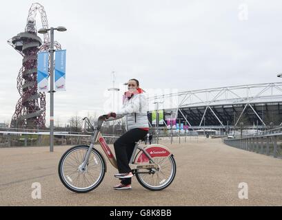 Medaglia d'oro olimpica Jessica Ennis-Hill di fronte alla scultura di ArcelorMittal Orbit durante il lancio dell'estensione di Santander Cycles, il programma di noleggio biciclette di Londra, al Queen Elizabeth Olympic Park di Londra. Foto Stock