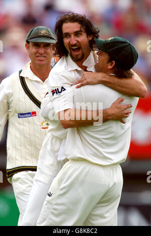 Jason Gillespie, australiano, festeggia prendendo il wicket di Andrew, inglese Flintoff con Adam Gilchrist Foto Stock