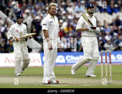 Australia Bowler Shane Warne (centro) guarda su come il compagno di squadra Justin Langer prende la cattura per respingere l'Inghilterra battitore Andrew Flintoff (a destra). Foto Stock