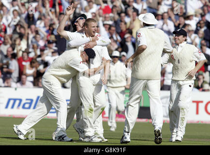 Cricket - The Ashes - Npower Third Test - Inghilterra / Australia - Old Trafford. Andrew Flintoff (C) in Inghilterra si congratula con i compagni di squadra dopo aver sciogliuto Simon Katich in Australia. Foto Stock