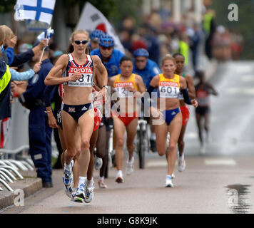 La Gran Bretagna Paula Radcliffe guida il campo nella Maratona. Foto Stock