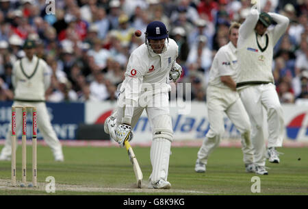 Cricket - The Ashes - Npower Third Test - Inghilterra / Australia - Old Trafford. Matthew Hayden (R) dell'Australia reagisce mentre il suo tentativo di scappamento colpisce quasi Marcus Trescoshick dell'Inghilterra. Foto Stock