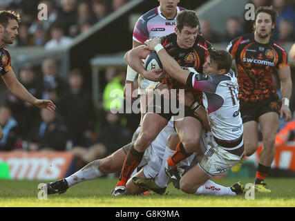 Ian Whitten di Exeter Chiefs viene affrontato da Dan Biggar di Ospreys durante la European Champions Cup, due partite in piscina al Sandy Park di Exeter. PREMERE ASSOCIAZIONE foto. Data immagine: Domenica 24 gennaio 2016. Vedere la storia di PA RUGBYU Exeter. Il credito fotografico dovrebbe essere: David Davies/PA Wire. RESTRIZIONI: , Nessun uso commerciale senza previa autorizzazione, si prega di contattare PA Images per ulteriori informazioni: Tel: +44 (0) 115 8447447. Foto Stock