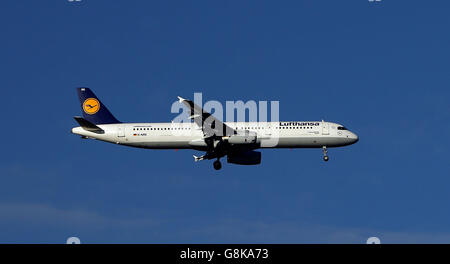 Plane Stock - Aeroporto di Heathrow. Un aereo Lufthansa Airbus A321-131 con la registrazione D-AIRS atterra a Heathrow Foto Stock