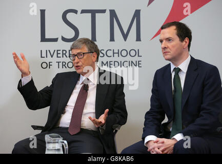 Cancelliere dello scacchiere George Osborne (destra) e co-fondatore di Microsoft Bill Gates durante una visita alla Liverpool School of Tropical Medicine di Liverpool, mentre uniscono le forze per combattere la malaria. Foto Stock