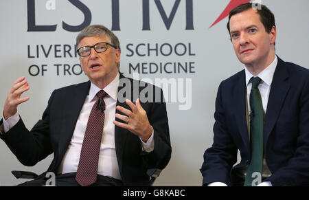 Cancelliere dello scacchiere George Osborne (destra) e co-fondatore di Microsoft Bill Gates durante una visita alla Liverpool School of Tropical Medicine di Liverpool, mentre uniscono le forze per combattere la malaria. Foto Stock