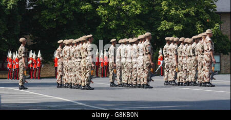 Soldati iracheni che passano fuori Parade Foto Stock