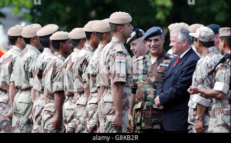 Il ministro delle forze armate Adam Ingram incontra i soldati iracheni durante una parata di passaggio a Brecon, metà Galles. Foto Stock