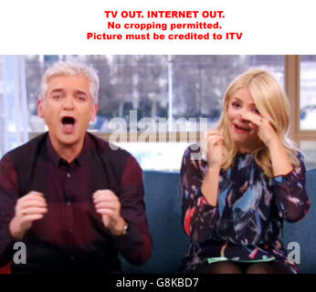 L'immagine deve essere accreditata su ITV. Si consiglia di non utilizzare i video grabbs più di 48 ore dopo la trasmissione originale, senza il consenso del titolare del copyright. Video grab preso da ITV del presentatore di questa mattina Holly Willoughby piangendo mentre lei e il suo co-ospite Phillip Schofield hanno parlato con Amy, un adolescente ispiratore, che era alla scuola di Wellington in Ayr. Foto Stock