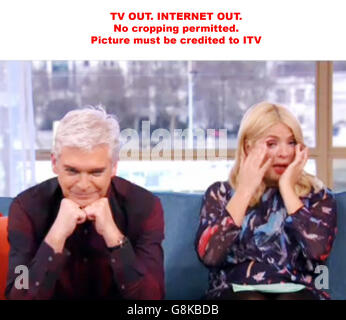 L'immagine deve essere accreditata su ITV. Si consiglia di non utilizzare i video grabbs più di 48 ore dopo la trasmissione originale, senza il consenso del titolare del copyright. Video grab preso da ITV del presentatore di questa mattina Holly Willoughby piangendo mentre lei e il suo co-ospite Phillip Schofield hanno parlato con Amy, un adolescente ispiratore, che era alla scuola di Wellington in Ayr. Foto Stock