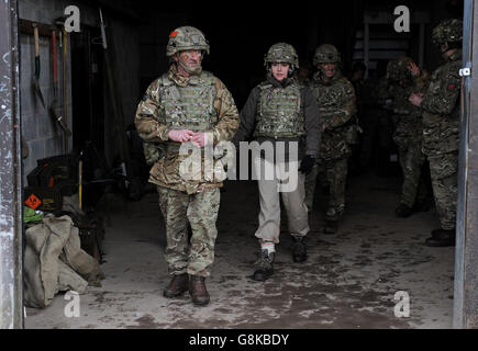 Il ministro delle forze armate Penny Mordaunt (seconda a sinistra) prima di assistere a un esercizio di tiro dal vivo da parte dei membri della Scuola di Battaglia di fanteria presso l'area di addestramento di Sennybridge nel Brecon Beacons, Galles. Foto Stock