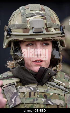 Il ministro delle forze armate Penny Mordaunt prima di assistere a un esercizio di tiro dal vivo da parte dei membri della Scuola di Battaglia di fanteria presso la Sennybridge Training Area, nel Brecon Beacons, Galles. Foto Stock