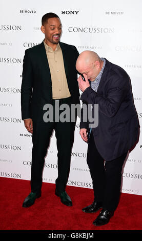 Will Smith e l'ex rugby inglese Brian Moore (a destra) hanno partecipato a una proiezione del nuovo film Confussion all'Ham Yard Hotel di Londra. Foto Stock