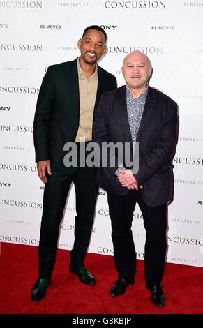 Will Smith e l'ex rugby inglese Brian Moore (a destra) hanno partecipato a una proiezione del nuovo film Confussion all'Ham Yard Hotel di Londra. Foto Stock