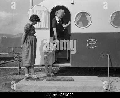 Giovane madre portando il suo bambino a rimorchio clinica per essere esaminato dal medico a Farm Security Administration Mobile Camp, Merrill, Klamath County, STATI UNITI D'AMERICA, Dorothea Lange per la Farm Security Administration, Ottobre 1939 Foto Stock