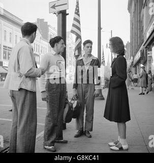 Studenti dopo la scuola, scena di strada, Amsterdam, New York, USA, John Collier per Office of War Information, ottobre 1941 Foto Stock