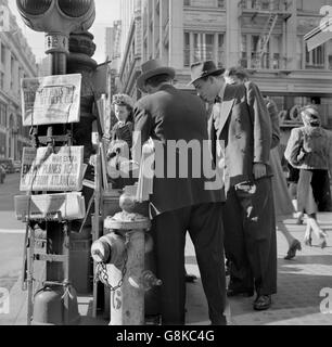 Angolo di Montgomery e le strade del mercato, lunedì mattina dopo attacco giapponese a Pearl Harbor, San Francisco, California, USA, John Collier per ufficio di informazione di guerra, 8 Dicembre 1941 Foto Stock