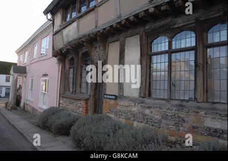 Il Pitchmarket, una fila di centro storico Tudor incorniciato edifici di Abbey Street, Cerne Abbas, Dorset, Inghilterra Foto Stock