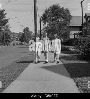 Tre bambini su strada a casa da scuola domenicale, Cincinnati, Ohio, Stati Uniti d'America, Esther Bubley per ufficio di informazione di guerra, Settembre 1943 Foto Stock