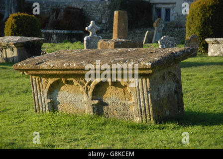 Weathered grave e lapidi in un cimitero nel villaggio storico di Cerne Abbas, Dorset, Inghilterra Foto Stock