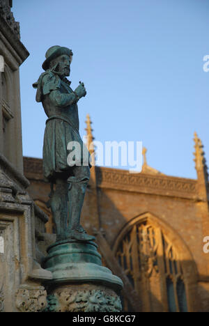 Sir Walter Raleigh sul Digby Memorial davanti a Sherborne Abbey e Sherborne, Dorset, Inghilterra Foto Stock