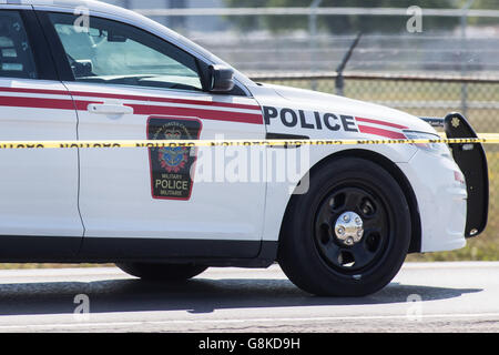 Un militare di unità di polizia vicino CFB Trenton il 24 giugno 2016. Foto Stock