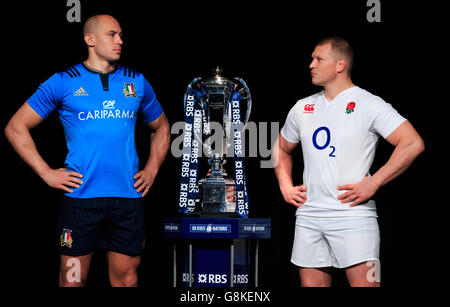 Il capitano d'Italia Sergio Parisse (a sinistra) e il capitano d'Inghilterra Dylan Hartley accanto al trofeo Six Nations durante il lancio dei media RBS 6 Nations all'Hurlingham Club di Londra. Foto Stock