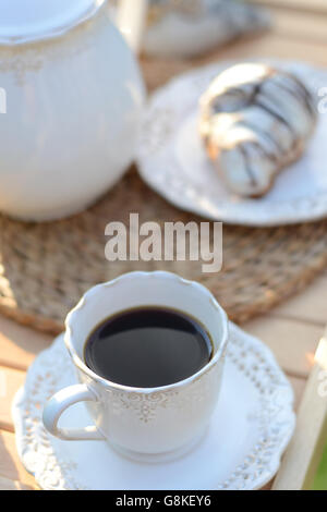 Prima colazione francese o dessert con croissant e caffè Foto Stock