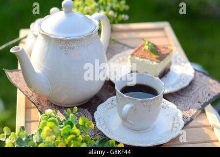 Dolce colazione servita nel giardino estivo Foto Stock