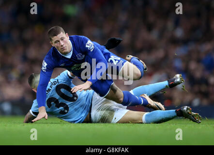 Ross Barkley di Everton (a sinistra) è sfidato da Nicolas Otamendi di Manchester City durante la Capital One Cup, semifinale, seconda tappa all'Etihad Stadium di Manchester. Foto Stock