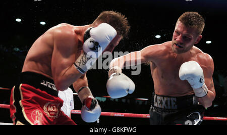 John Wayne Hibbert (a destra) e Tommy Martin durante il loro Commonwealth e WBC International Super-Lightweight Championship alla Copper Box Arena, Londra. Foto Stock