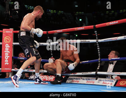 John Wayne Hibbert (a sinistra) bussa a Tommy Martin durante il loro campionato Commonwealth e WBC International Super-Lightweight alla Copper Box Arena, Londra. Foto Stock