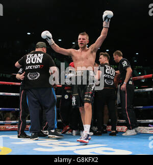 John Wayne Hibbert festeggia il suo picchiadio a Tommy Martin (non illustrato) nel suo torneo Commonwealth e WBC International Super-Lightweight Championship alla Copper Box Arena di Londra. Foto Stock