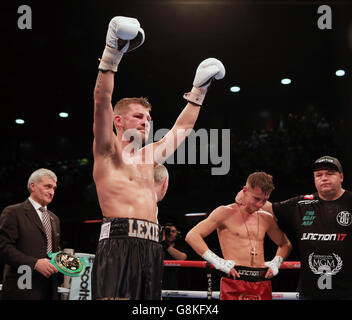 John Wayne Hibbert festeggia il suo picchiadotto a Tommy Martin nel suo torneo Commonwealth e WBC International Super-Lightweight Championship presso la Copper Box Arena, Londra. Foto Stock