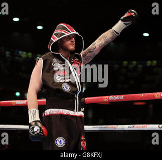 George Grove riconosce la folla prima del suo concorso internazionale Super-Middleweight contro Andrea di Luisa alla Copper Box Arena di Londra. Foto Stock