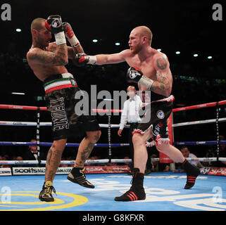 George Groves (a destra) e Andrea di Luisa durante il loro concorso internazionale Super-Middleweight alla Copper Box Arena, Londra. Foto Stock