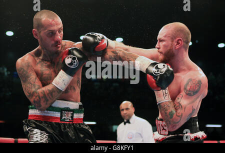 George Grove / Andrea di Luisa - Copper Box Arena. George Goves (a destra) e Andrea di Luisa durante il loro concorso internazionale Super-Middleweight alla Copper Box Arena di Londra. Foto Stock