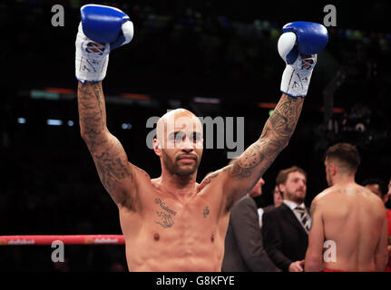 Leon McKenzie festeggia il suo finale del Campionato inglese Super-Middleweight Eliminator alla Copper Box Arena di Londra. Foto Stock