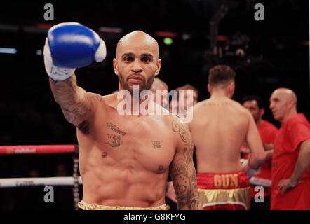 Leon McKenzie festeggia il suo finale del Campionato inglese Super-Middleweight Eliminator alla Copper Box Arena di Londra. Foto Stock